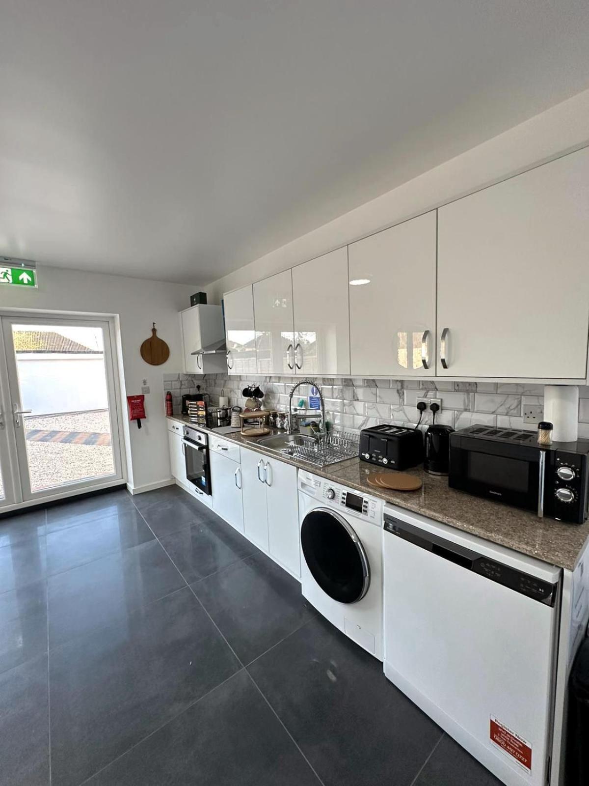 Newmarket Road Studios And Suites By Tas Accommodations Кеймбридж Екстериор снимка