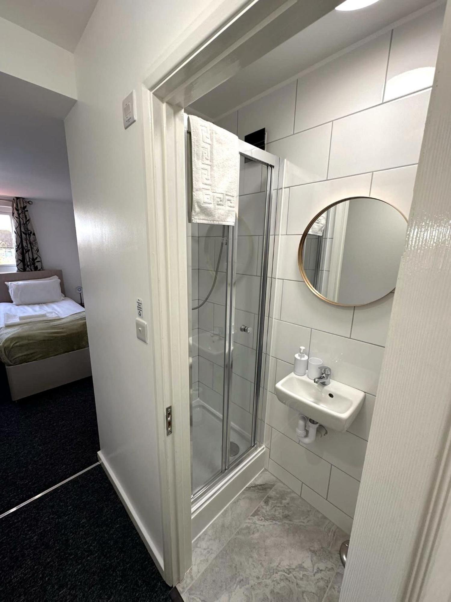 Newmarket Road Studios And Suites By Tas Accommodations Кеймбридж Екстериор снимка